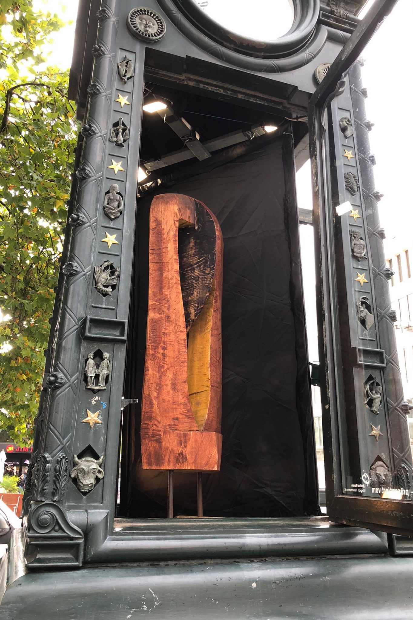 Rindenobjekt 1 Kröpcke Uhr Dieter Rammlmair